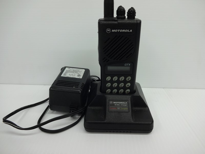 MOTOROLA RADIO GTX 900 MHZ PORTABLE with Charger, Battery and Antenna