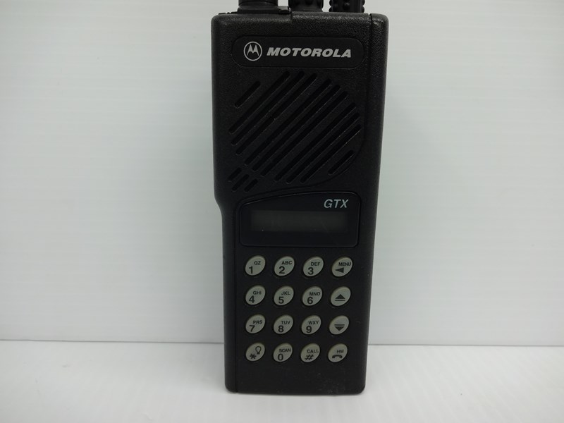 MOTOROLA RADIO GTX 900 MHZ PORTABLE with Charger, Battery and Antenna